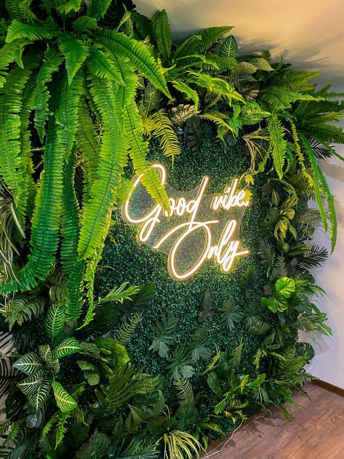 Custom Neon Sign Green Wall - Fern & Tropical